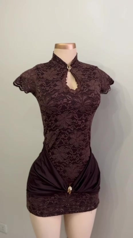 Vestido Cori marrón en maniquí, detalle del encaje y drapeado